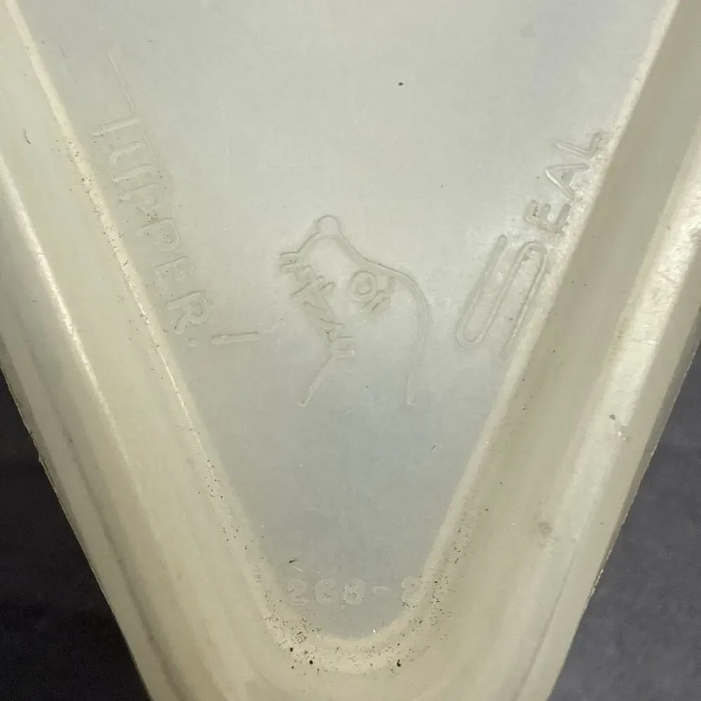 Vintage 1954 Tupperware Millionaire Line Pie Slice Keeper 268-4